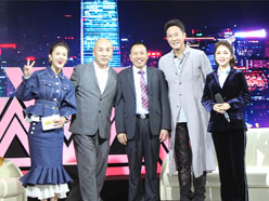 大道董事長(zhǎng)羅永輝與著名歌星劉尊老師、汪正正老師、郭津彤老師、主持人雅琪在北京電視臺(tái)錄制節(jié)目現(xiàn)場(chǎng)親切合影